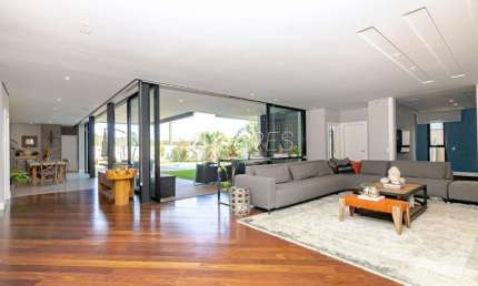 Casa em condomínio com 603.38 m², 5 quartos sendo 5 suítes à venda no bairro Santa Felicidade.