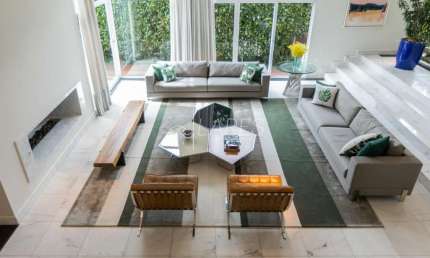 Casa de condomínio com 556 m², 5 quartos sendo 3 suítes à venda no bairro Campo Comprido.