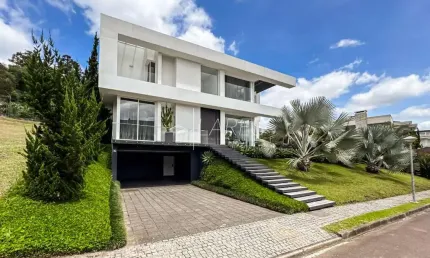 Casa de condomínio com 460 m², 3 quartos sendo 3 suítes, piscina e elevador!