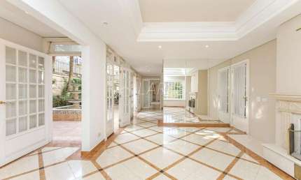 Casa de condomínio com 471.1 m², 4 quartos sendo 4 suítes à venda no bairro Ahú.