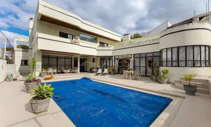 Casa com 768 m², 5 quartos sendo 5 suítes à venda no bairro Vista Alegre.
