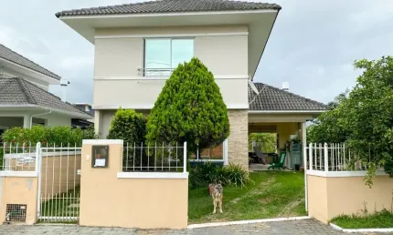 Linda casa residencial em terreno de 358 metros quadrados - Campeche -3 quartos sendo uma suíte.