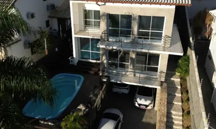A CASA  DOS SONHOS NA PALHOÇA – EM FRENTE AO LAGO DA PEDRA BRANCA