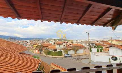 Casa com 4 quartos e quintal amplo no Jardim Azaléia em Poços de Caldas