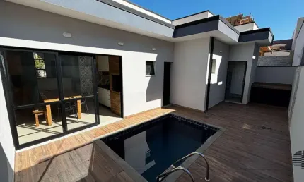 Casa com piscina á venda em condomínio fechado em Itu.