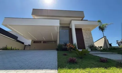 Casa à venda no Condomínio Portal dos Bandeirantes em Salto.