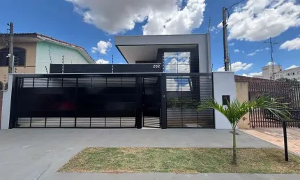 Casa à venda na Zona 08, Maringá Com uma área construída de 215 m , essa casa conta com 4 suítes