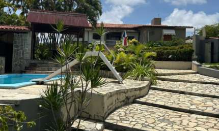 Paraíba, Jacumã, área total 1.600 m2, 05 qtos, 07 banheiros, piscina, extensa área de Jardim