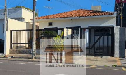 Linda casa atrás do Pão de Açúcar, para residência ou comércio