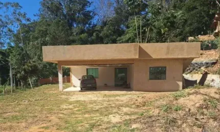 Casa em construção com estrutura completa e fino acabamento