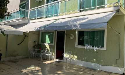 Casa duplex com 3 quartos, 2 suítes, churrasqueira e muito conforto pertinho das praias!