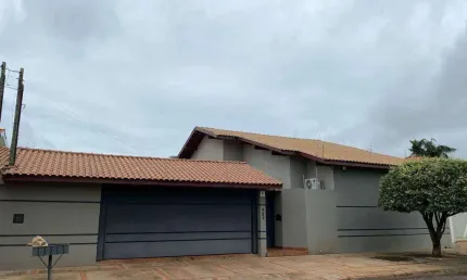 Oportunidade Excepcional: Ampla Residência com Edícula no Colinos