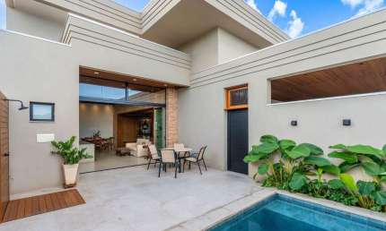 Casa à venda no Condomínio Portal das Águas – 4 Quartos | Design arrojado e elegância natural