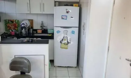 Apartamento com 2 quartos e 1 banheiro e vaga de garagem.