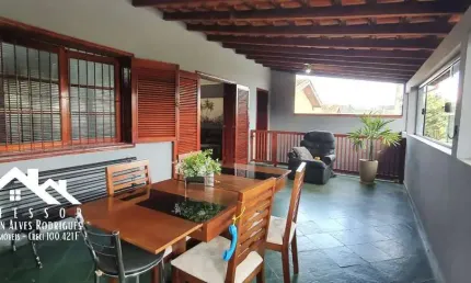 Ótima Casa com Edícula no Fundo do Lote no Bairro Planalto em Limeira SP.