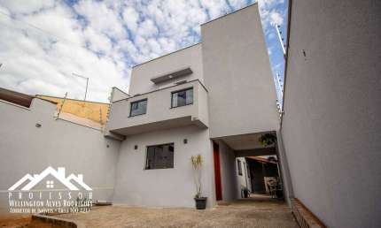 Belo Sobrado no Jd. Residencial Adélia Cavicchia Grotta em Limeira-SP