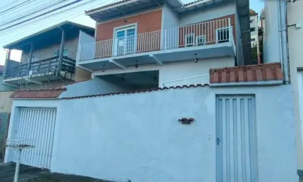 Imperdível oferta de casa à venda em Poços de Caldas-MG, Vila Caio Junqueira: 3 quartos, 1 suíte, 1 sala, 1 banheiro, 3 vagas, 106m²!
