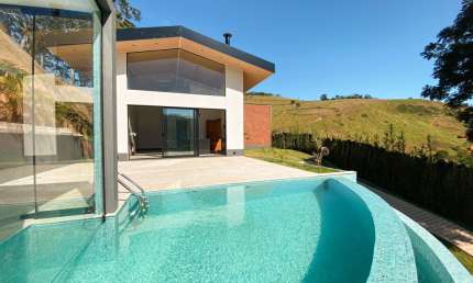 Conforto e Sofisticação em Meio à Natureza — Casa com 3 Suítes e Lazer Completo