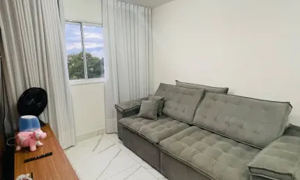 Apartamento saída de chapada, 2 quartos, piso porcelanato e planejados.