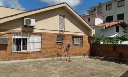 Casa com pátio e 3 dormitórios no Bairro Jardim Itu.