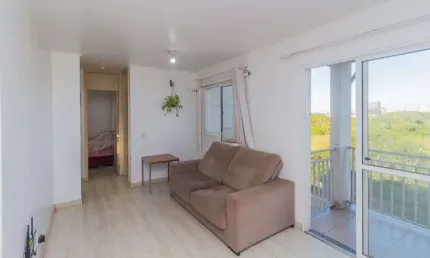 Apartamento com 2 dormitórios e 1 vaga de garagem no Bairro Humaitá