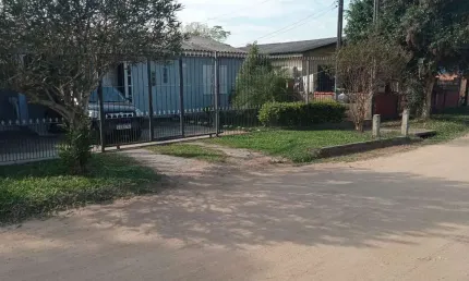 Casa com Piscina à Venda na Vila Elsa – 3 Dorms e Garagem Coberta