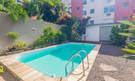 Casa com 255 metros privativos e pátio com piscina no Bairro Higienópolis