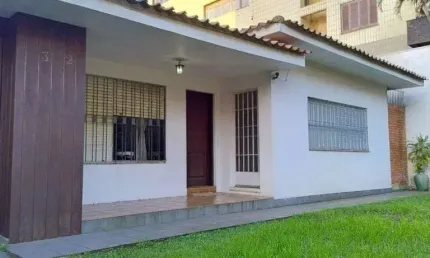 Casa com 4 quartos e 4 vagas de garagem no Bairro Jardim Lindóia