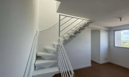 Cobertura semi mobiliada com 3 quartos e 1 vaga de garagem na Rua Sadi Castro.