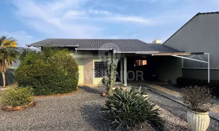 Casa com 3 quartos à venda na Rua Treze de Maio, 137, Iririú, Joinville por R$ 890.000