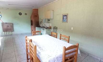 Casa com 3 dormitórios, sendo 2 suítes com 207 m2 de área construída por R$560.000


0.000 - Vila P