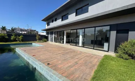 Casa à venda, condomínio fechado,  com 3 dormitórios, sendo 3 suítes e 1 home office, localizado no