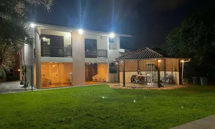 Casa no Barro Duro com amplo jardim, lazer completo com piscina e 3 quartos- R$