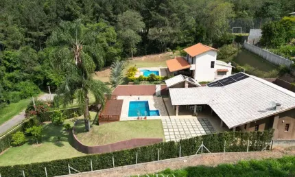 Linda Chácara em condomínio fechado com vista pra mata