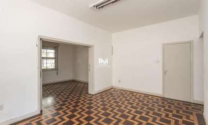 Casa comercial espaçosa e bem estruturada, perfeita para atender às necessidades do seu negócio no bairro moinho de ventos.