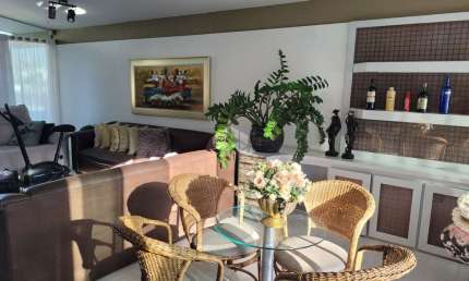 Casa à Venda em Capoeiras, Florianópolis, com 4 Quartos, Suíte, Piscina e 2 Vagas de Garagem