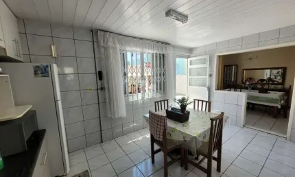 Casa à venda em Capoeiras, Florianópolis - 3 quartos, edícula e excelente localização