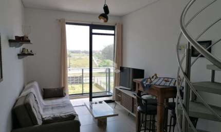Apartamento duplex com 2 dormitórios, 1 suíte a 300 metros da praia do Campeche