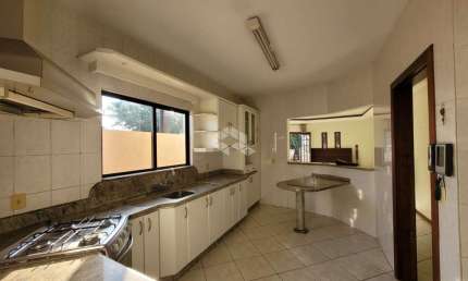 Casa com vista para o mar e potencial comercial no bairro Abraão - 3 dormitorios e 1 suite