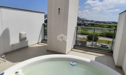 Apartamento duplex com 2 dormitórios, 1 suíte a 300 metros da praia do campeche