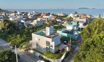 Casa com 4 quartos à venda na Rua Sofia n° 192 esquina com a Rua Teera, Itaguaçu, São Francisco do Sul, 195 m2 por R$ 1.600.000