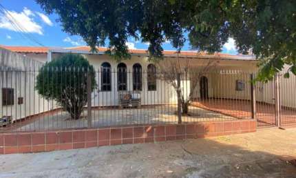 Casa para alugar e vender no Jardim Vale do Cedro com 3 quartos sendo 2 suíte na Região Leste de Londrina