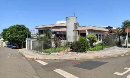 Casa à Venda no Jardim Petrópolis com 215m² privativos e 3 quartos em Londrina