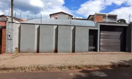 Casa à venda no Jardim Guararapes com 3 quartos sendo 1 suíte