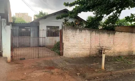 Casa à Venda na Região Norte de Londrina com 2 Quartos e Edícula nos Fundos