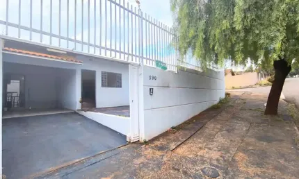 Casa à venda no coliseu com 3 quartos e cozinha planejada com eletrodomésticos.