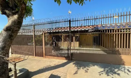 Casa com 152,73m² e 3 dormitórios sendo 1 suíte a venda na região Oeste com churrasqueira coberta aos fundos