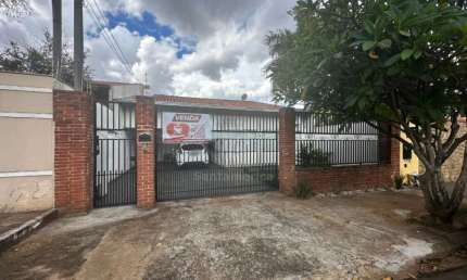 Casa à venda com 3 Dormitórios no Bairro Universitário