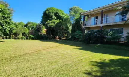 Chácara à venda com amplo jardim 3 suítes e cozinha panejada