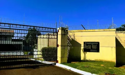 Casa à venda no Condomínio Petit Ville em Londrina com 2 suítes
